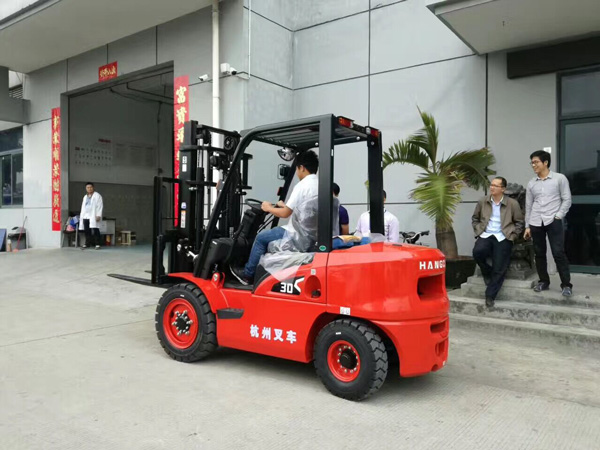 叉車(chē) 叉車(chē)